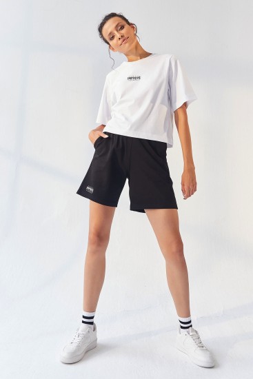 Beyaz - Siyah Küçük Yazı Baskılı O Yaka Bermuda Kadın Oversize Şort Takım - 95292 