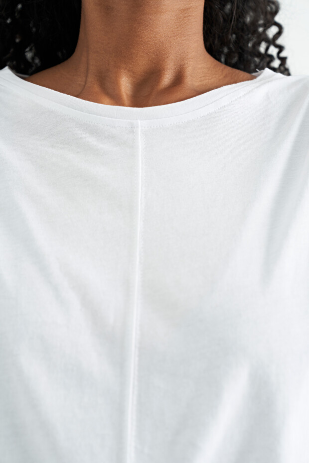 Beyaz Vatka Omuz Detaylı O Yaka Rahat Kalıp Kadın T-Shirt - 02185