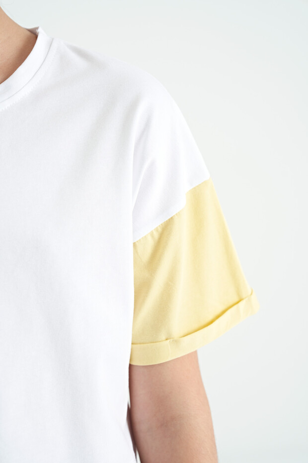 Beyaz Yazı Baskılı O Yaka Düşük Omuzlu Oversize Kız Çocuk T-Shirt - 75130