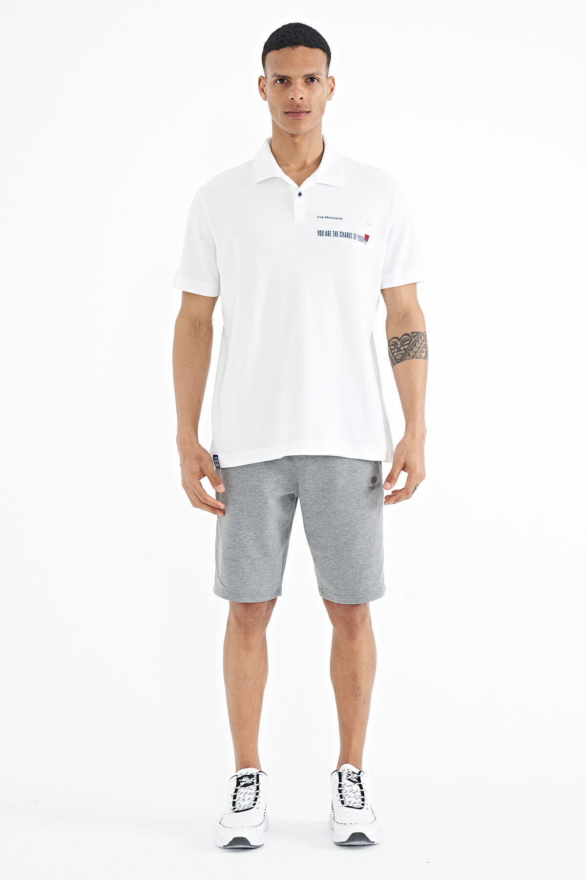 Beyaz Yazı Baskılı Standart Form Polo Yaka Erkek T-shirt - 88236 - TOMMYLIFE (1)