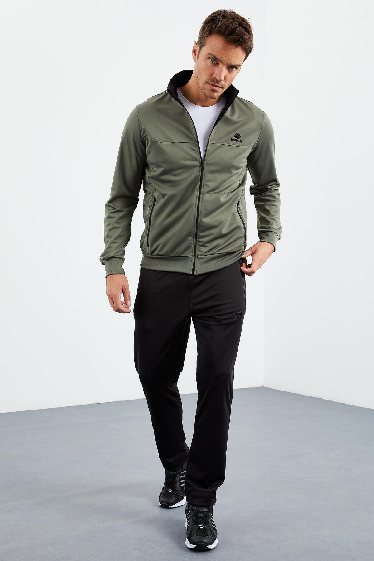 Çağla - Siyah Dik Yaka Fermuarlı Standart Kalıp Klasik Paça Erkek Eşofman Takımı - 85162 - TOMMYLIFE