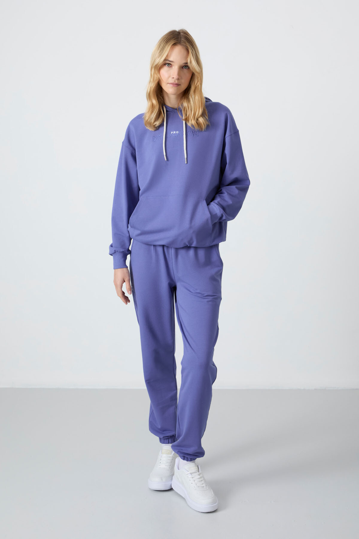 Eflatun Kapüşonlu Kanguru Cep Oversize Lastik Paça Kadın Eşofman Takımı - 95288 - TOMMYLIFE