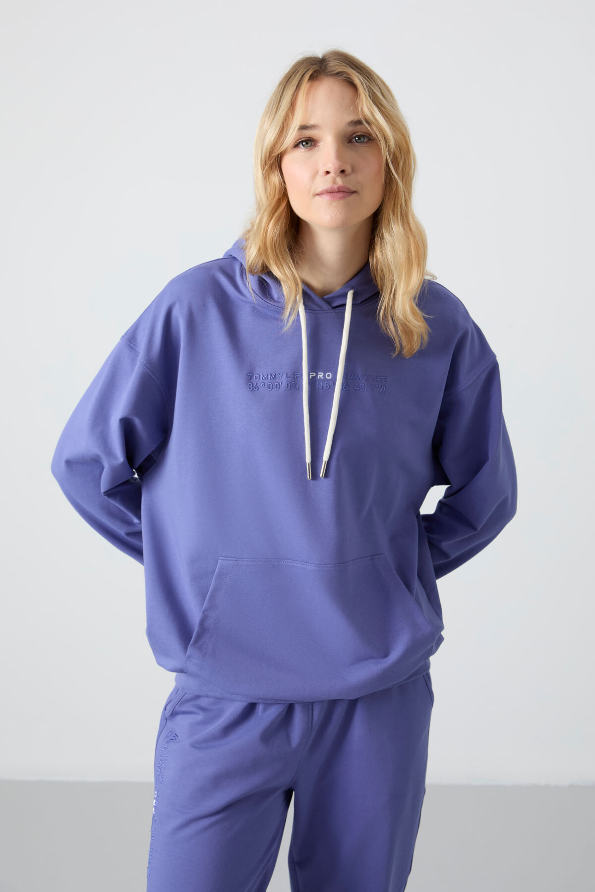 Eflatun Kapüşonlu Kanguru Cep Oversize Lastik Paça Kadın Eşofman Takımı - 95288 - TOMMYLIFE (1)