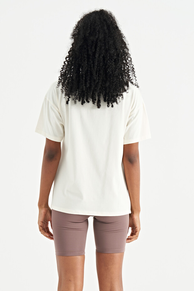 Ekru Ayıcık Baskılı O Yaka Düşük Omuzlu Oversize Kadın T-Shirt - 02182