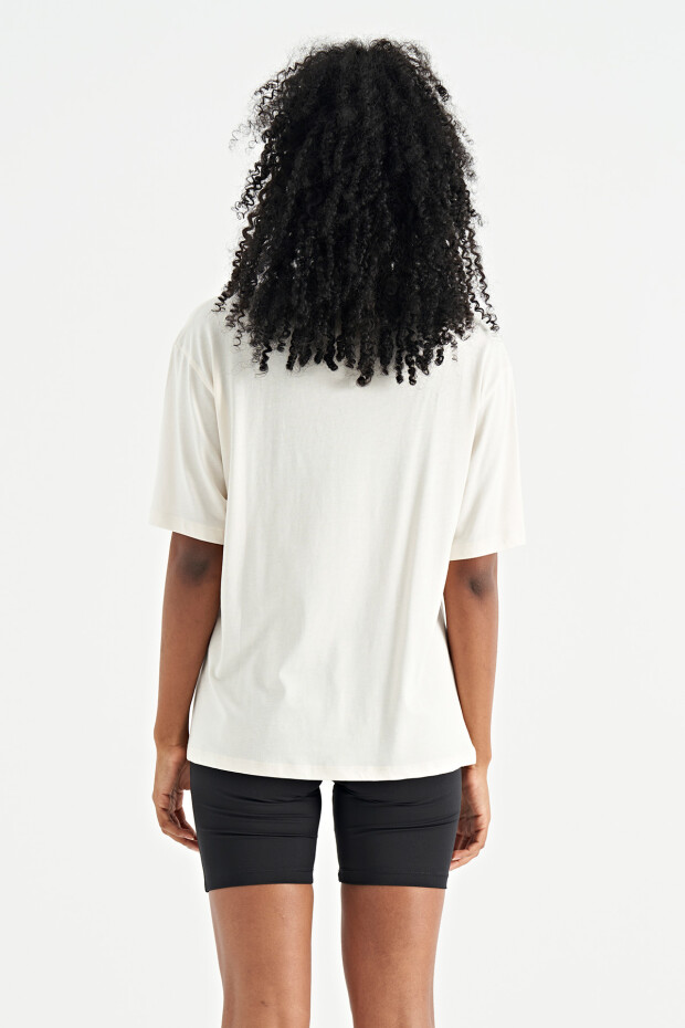 Ekru Baskı Detaylı Oversize O Yaka Basic Kadın T-Shirt - 02181