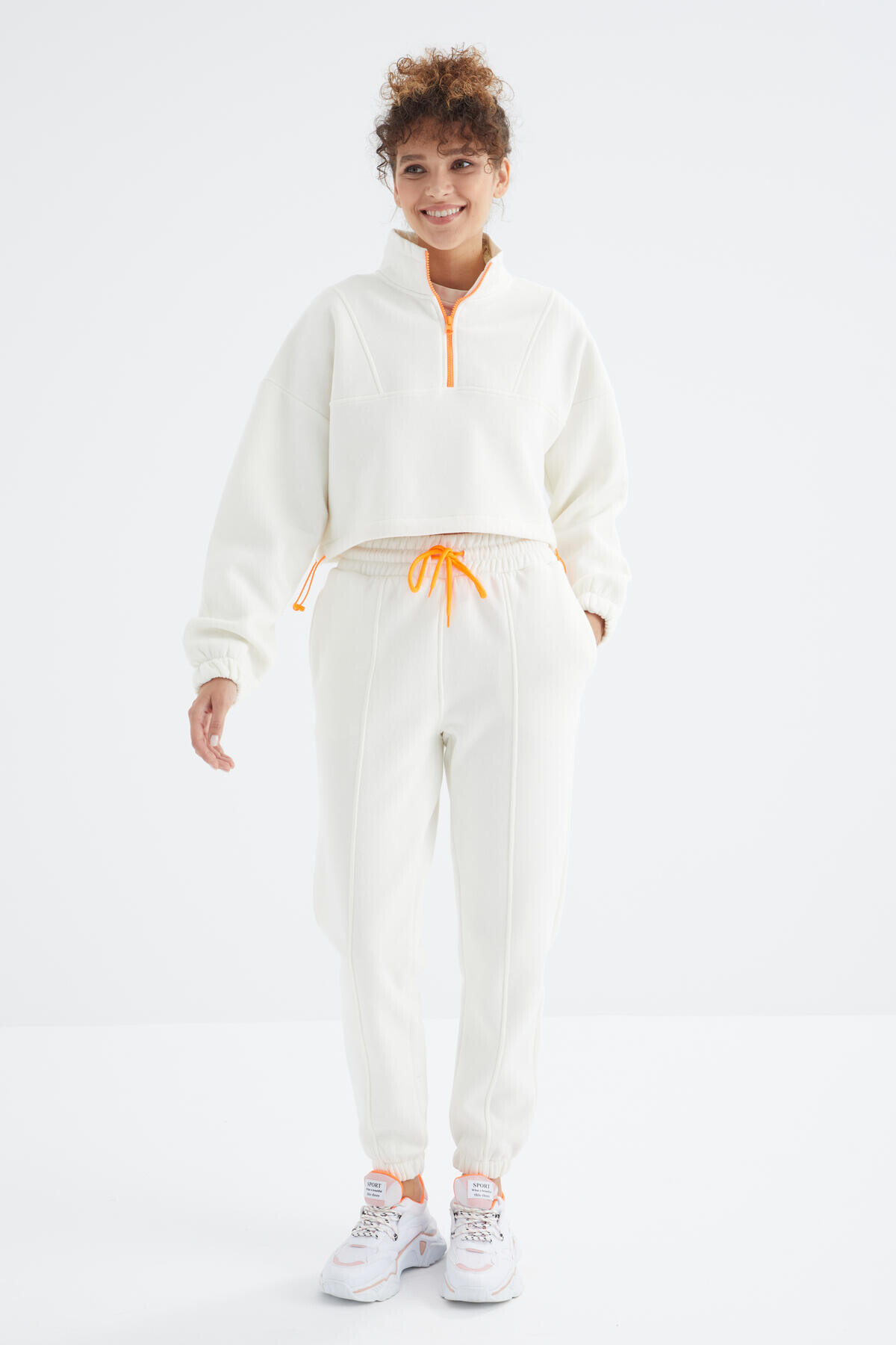 Ekru Düşük Omuzlu Beli Büzgülü Yarım Boy Fermuarlı Oversıze Kadın Eşofman Takım - 95321 - TOMMYLIFE