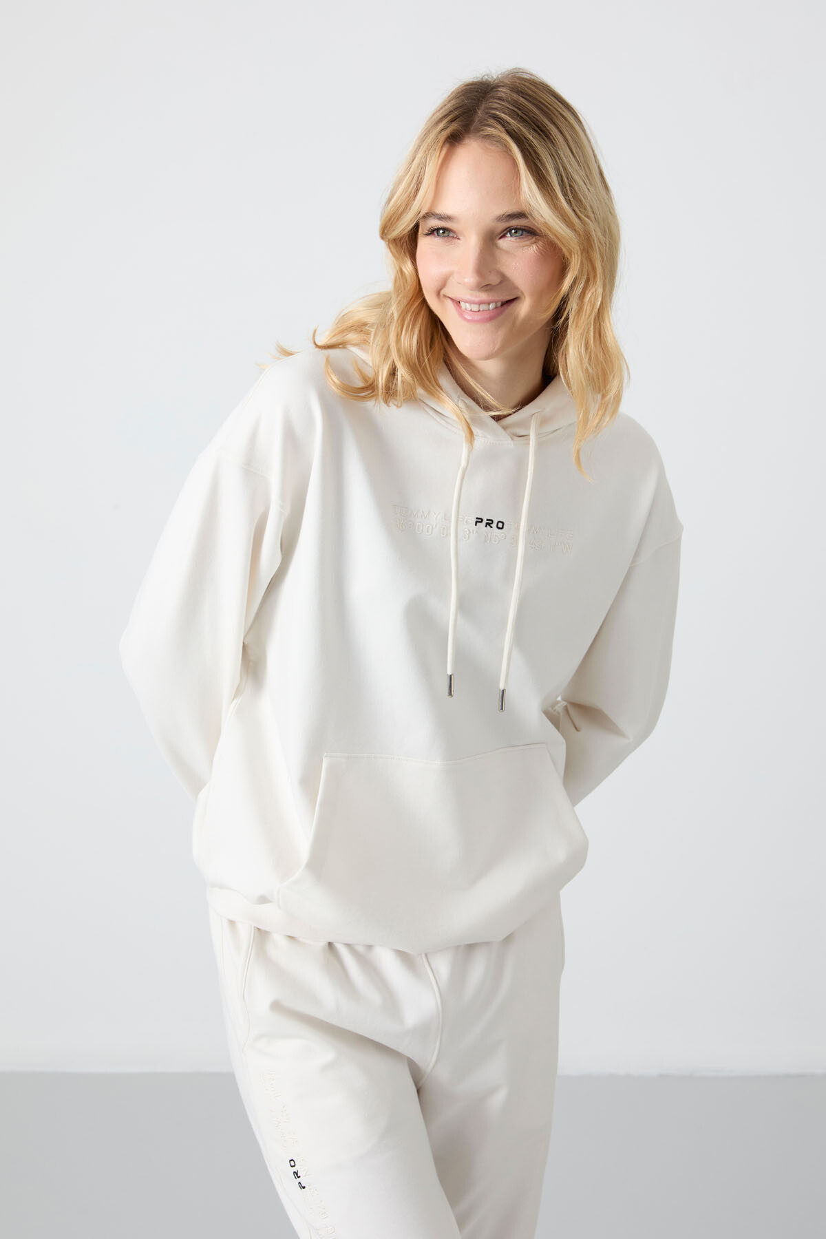 Ekru Kapüşonlu Kanguru Cep Oversize Lastik Paça Kadın Eşofman Takımı - 95288 - TOMMYLIFE (1)