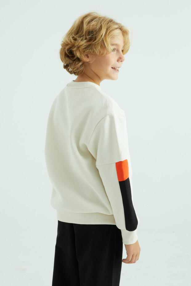 Ekru Yazı Nakışlı Şerit Detaylı O Yaka Standart Kalıp Erkek Çocuk Sweatshirt - 10991