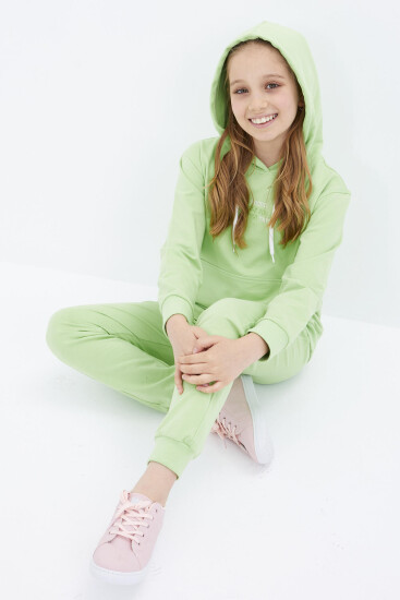 Fıstık Yeşil Yazı Nakışlı Kapüşonlu Basic Rahat Form Kız Çocuk Eşofman Takım - 75055 - Thumbnail