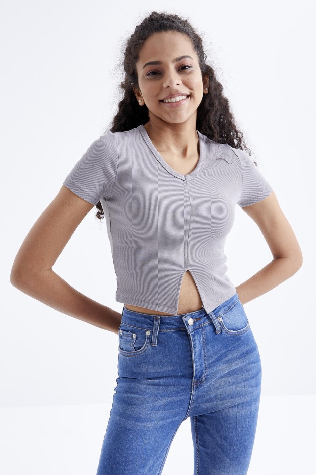 Gri Basic Önü Yırtmaçlı V Yaka Kadın Crop Top T-Shirt - 97206