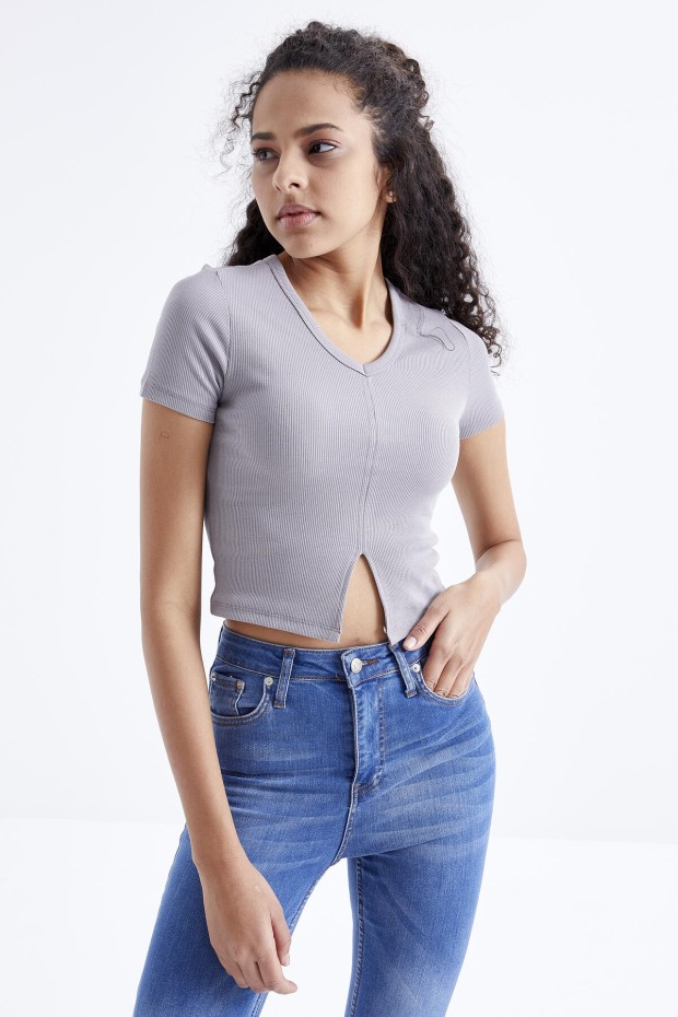 Gri Basic Önü Yırtmaçlı V Yaka Kadın Crop Top T-Shirt - 97206