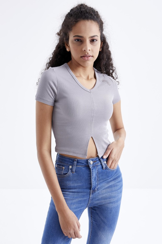 Gri Basic Önü Yırtmaçlı V Yaka Kadın Crop Top T-Shirt - 97206