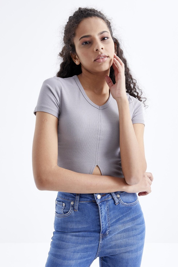Gri Basic Önü Yırtmaçlı V Yaka Kadın Crop Top T-Shirt - 97206