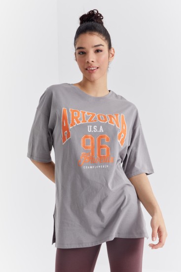 Gri Büyük Yazı Baskılı O Yaka Oversize Düşük Omuz Kadın T-Shirt - 97218 