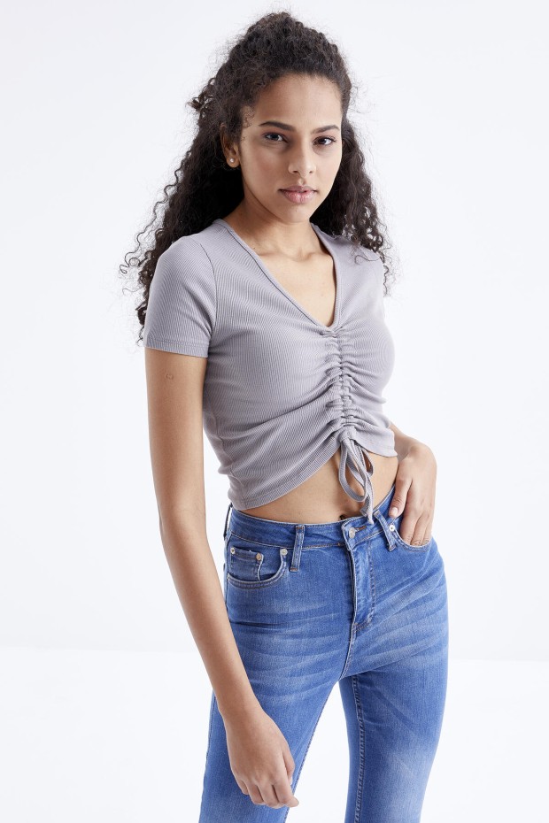 Gri Büzgü Detaylı V Yaka Kadın Crop Top T-Shirt - 97205