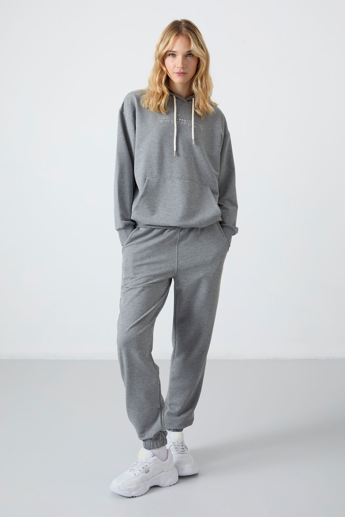 Gri Melanj Kapüşonlu Kanguru Cep Oversize Lastik Paça Kadın Eşofman Takımı - 95288 - TOMMYLIFE