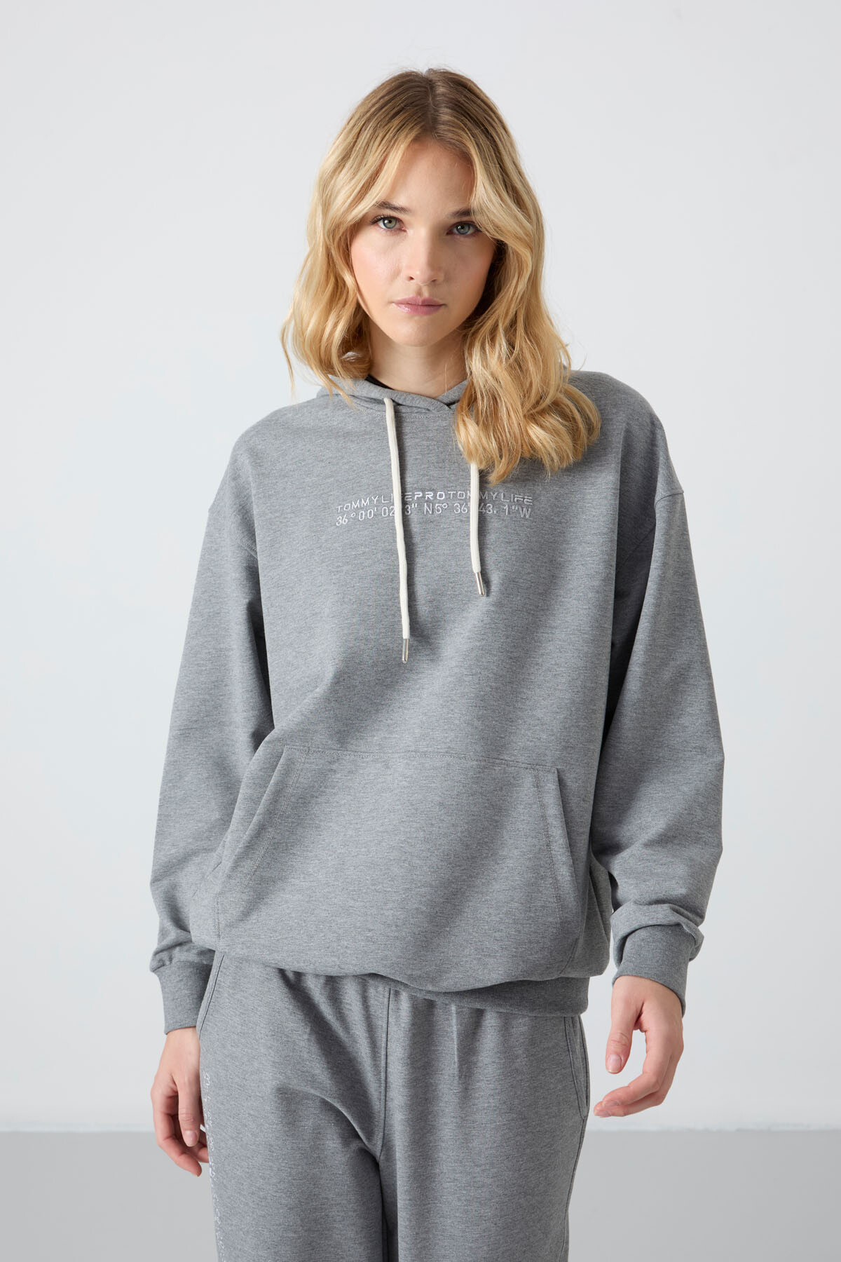 Gri Melanj Kapüşonlu Kanguru Cep Oversize Lastik Paça Kadın Eşofman Takımı - 95288 - TOMMYLIFE (1)
