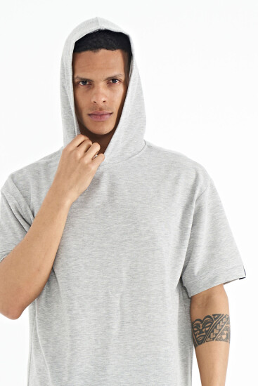 Gri Melanj Kapüşonlu Kol Etiket Detaylı Oversize Erkek T-shirt - 88179 - TOMMYLIFE (1)