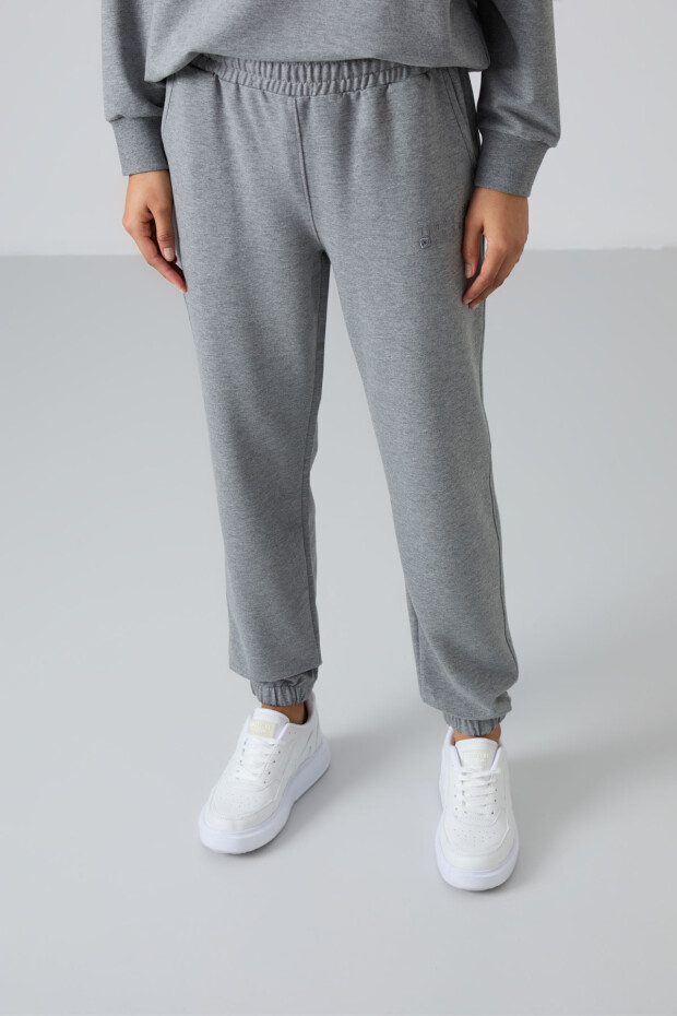 Gri Melanj Basic Pamuklu O Yaka Oversize Lastik Paça Kadın Eşofman Takım - 95287 - 2