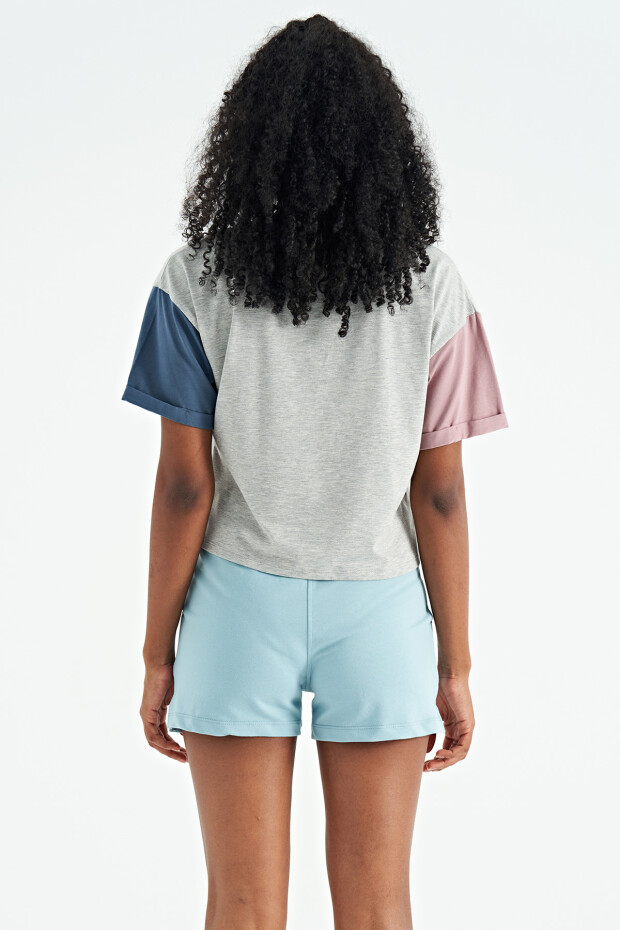 Gri Melanj Üç Renk Düşük Omuzlu Oversize Baskılı Crop Kadın T-Shirt - 02266