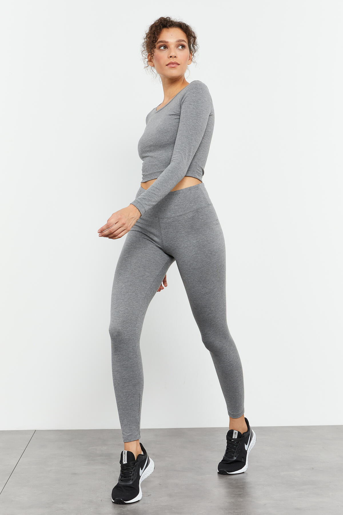 Gri Melanj Uzun Kollu Dar Kalıp O Yaka Kadın Crop Top T-Shirt - 97150 - TOMMYLIFE (1)