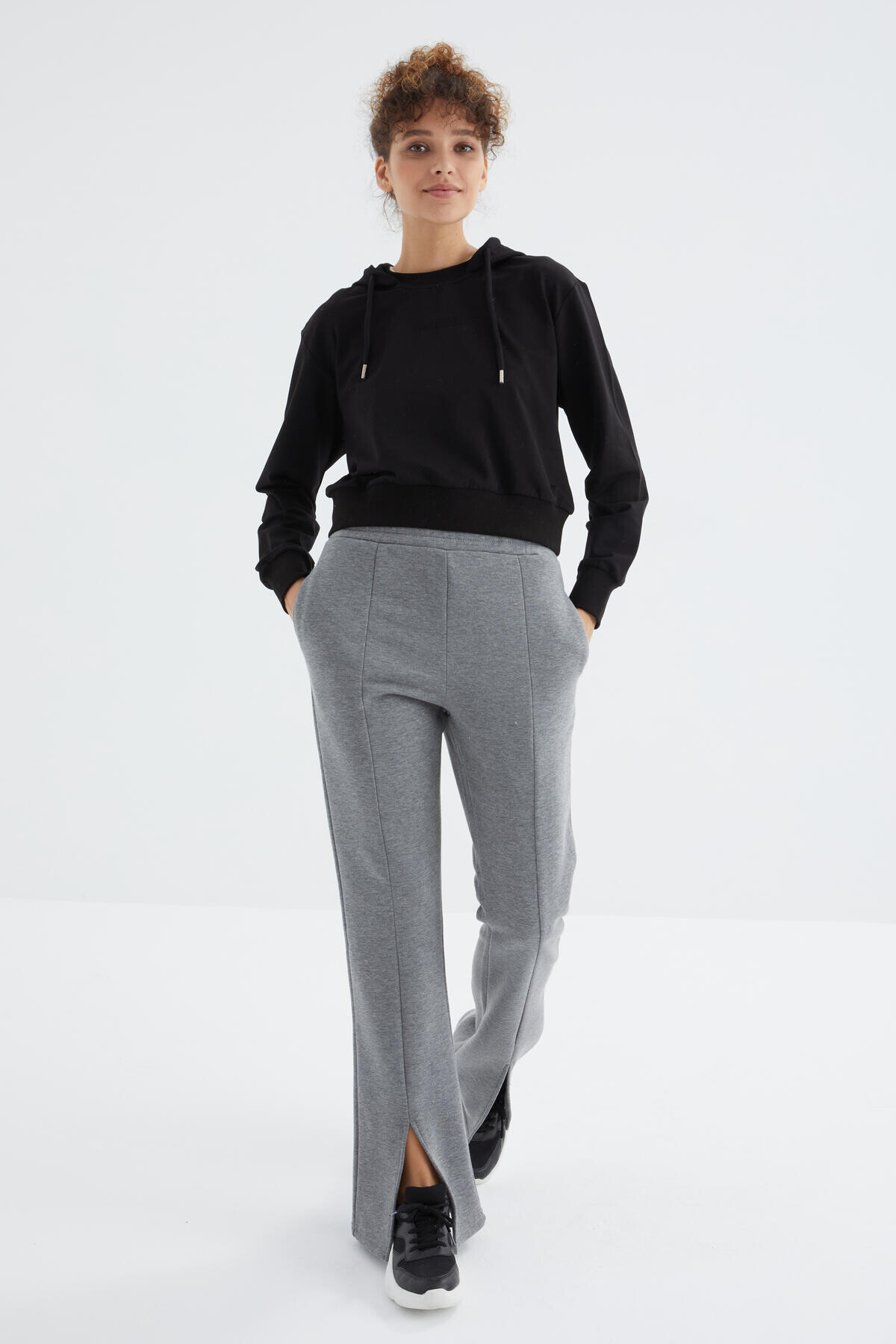 Gri Melanj Yüksek Bel Ön Yırtmaç Detaylı Yan Cepli Rahat Form Kadın Eşofman Alt - 94625 - TOMMYLIFE