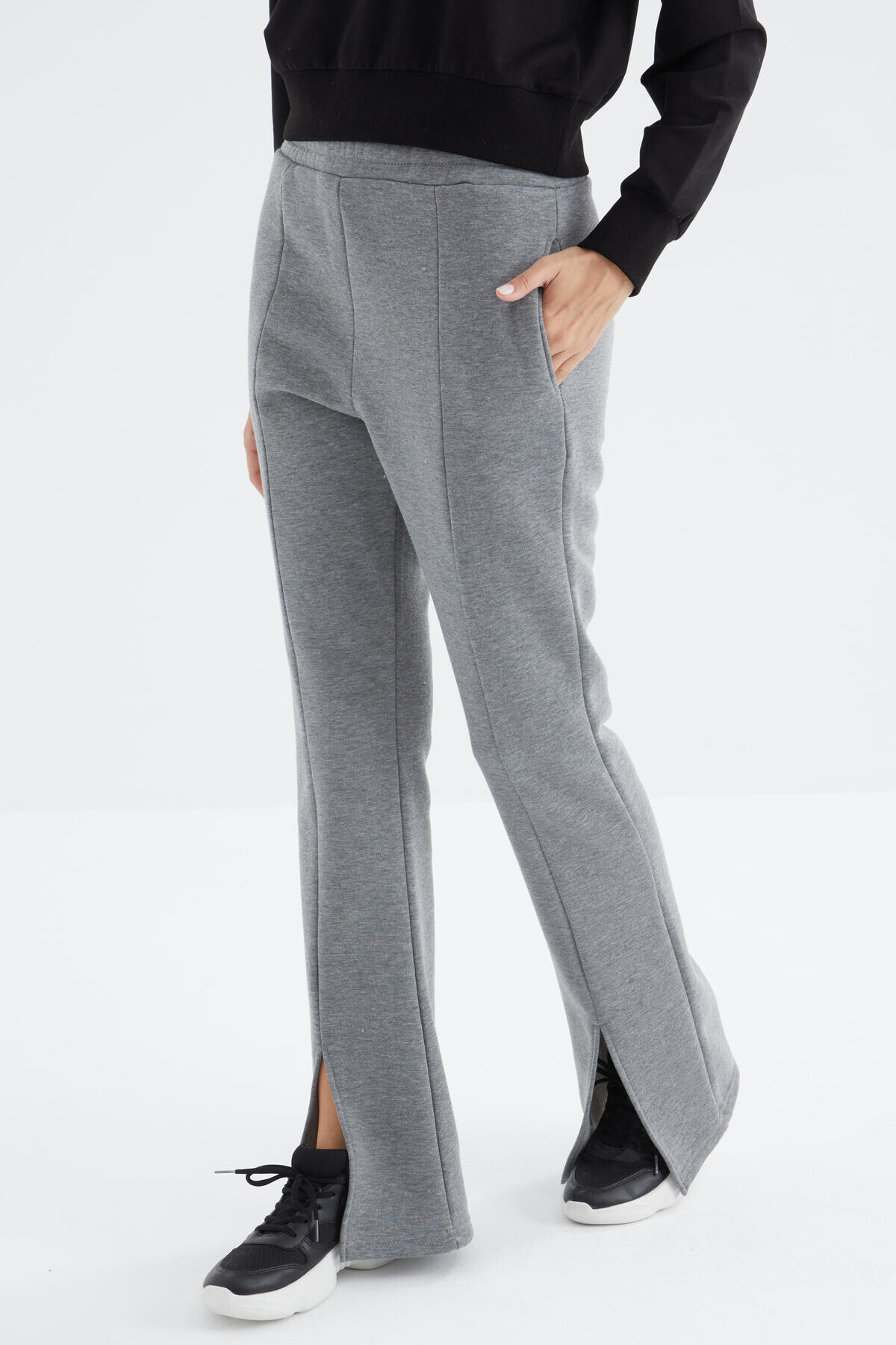 Gri Melanj Yüksek Bel Ön Yırtmaç Detaylı Yan Cepli Rahat Form Kadın Eşofman Alt - 94625 - TOMMYLIFE (1)