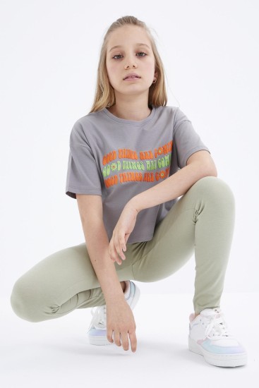 Gri Oversize Renkli Yazı Baskılı Düşük Omuz O Yaka Kız Çocuk Crop T-Shirt - 75038 