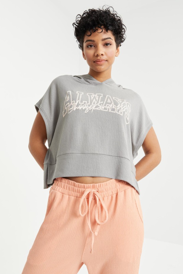 Gri Yazı Baskılı Kapüşonlu Oversize Bürümcük Kumaş Kadın Crop Top T-Shirt - 97229
