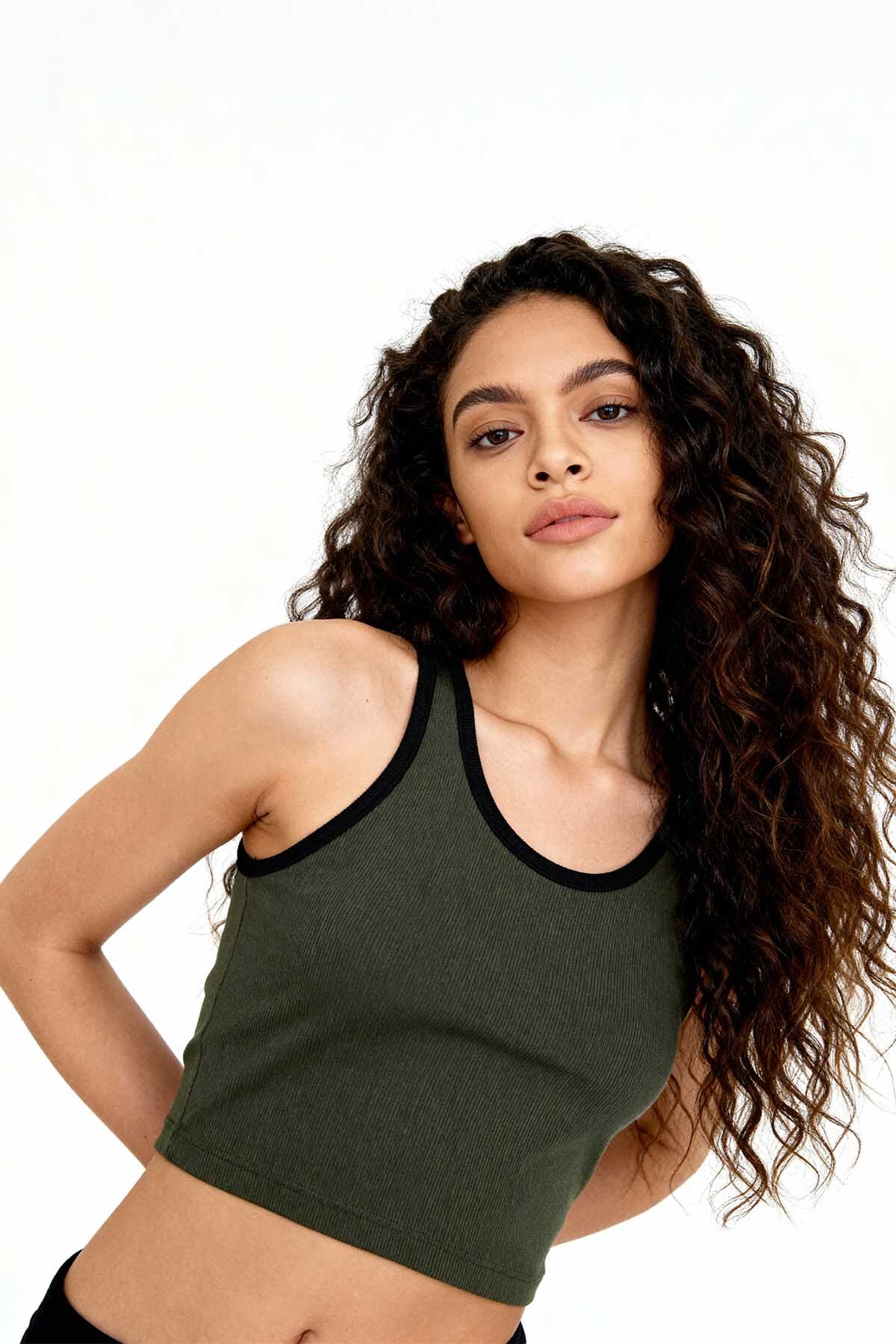 Haki Basic Sıfır Kol Dar Kalıp U Yaka Kadın Crop Top Atlet - 97162 - TOMMYLIFE