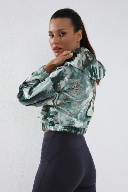 Haki Karışık Batik Desenli Lastikli Kapüşonlu Kadın Oversize Crop Top Sweatshirt - 97140 - Thumbnail