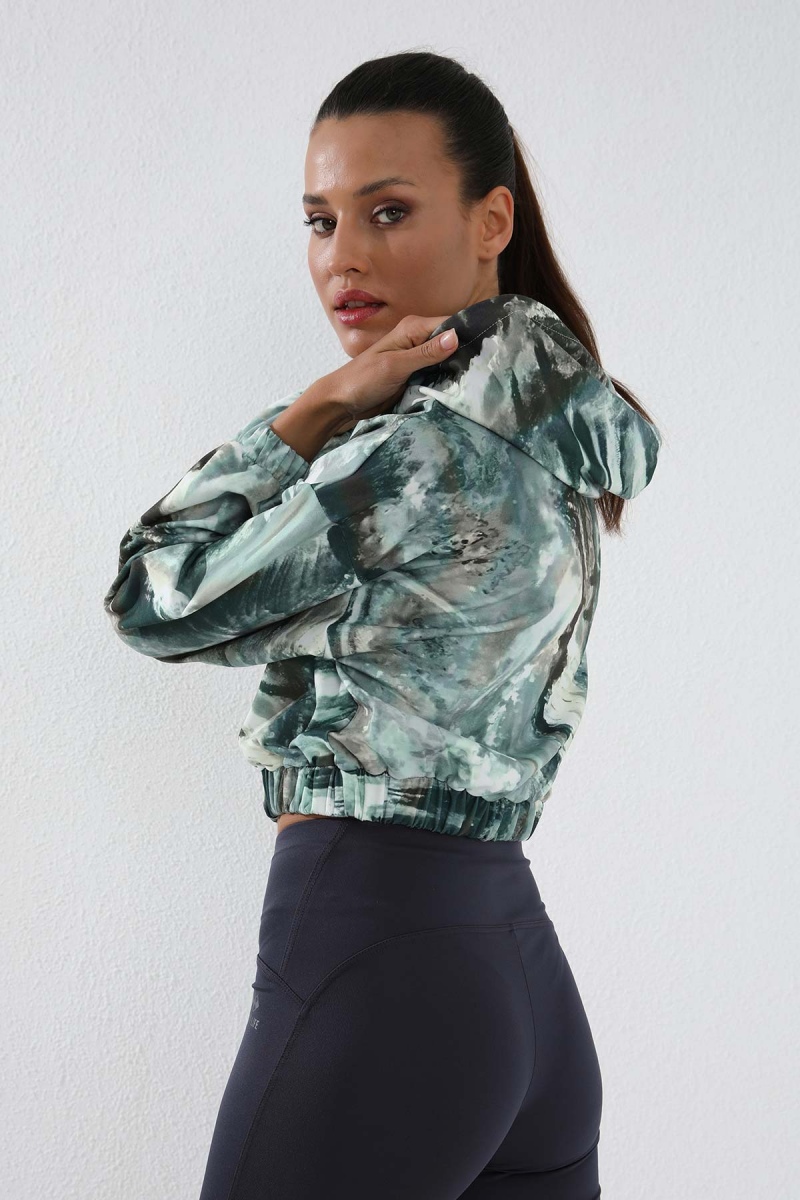 Haki Karışık Batik Desenli Lastikli Kapüşonlu Kadın Oversize Crop Top Sweatshirt - 97140