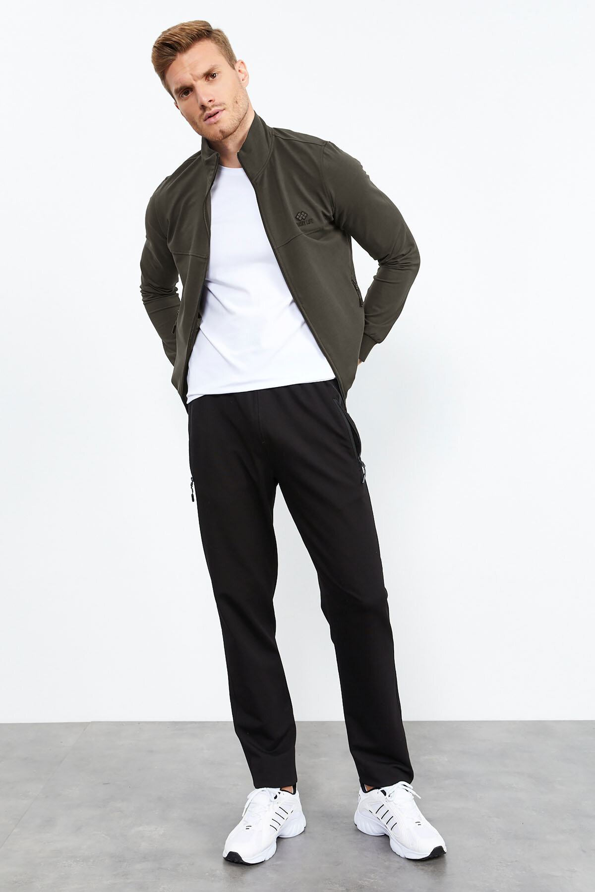 Haki - Siyah Dik Yaka Fermuarlı Standart Kalıp Klasik Paça Erkek Eşofman Takımı - 85152 - TOMMYLIFE (1)