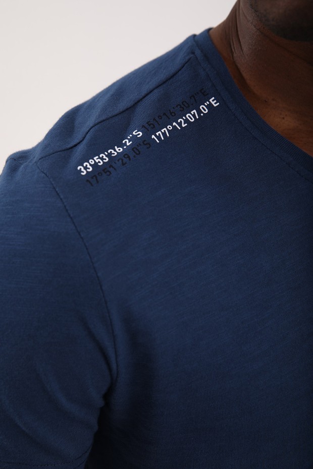 İndigo Göğüs Baskılı Koordinat Detaylı Standart Kalıp O Yaka Erkek T-Shirt - 87894