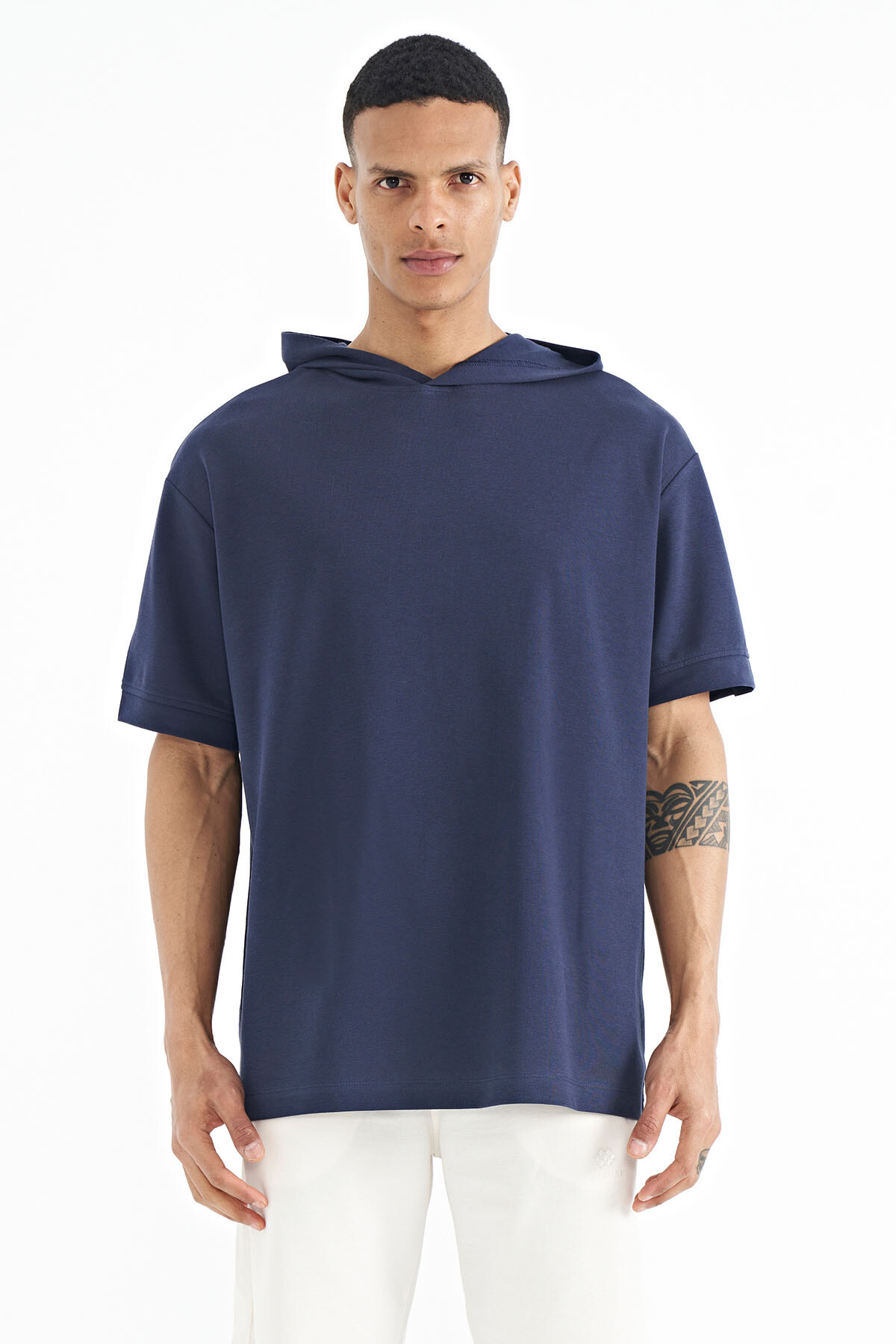 İndigo Kapüşonlu Kol Etiket Detaylı Oversize Erkek T-shirt - 88179 - TOMMYLIFE
