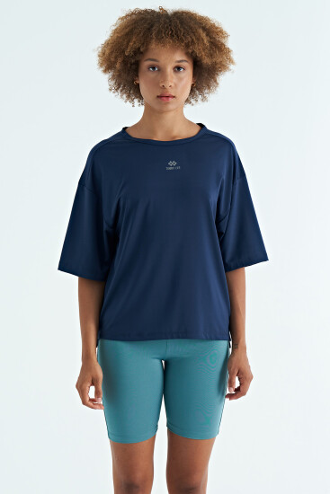 İndigo O Yaka Baskı Detaylı Oversize Kısa Kol Kadın T-Shirt - 97263 - TOMMYLIFE (1)