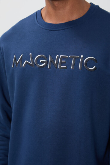 İndigo Yazı Nakışlı O Yaka Rahat Form İçi Polarlı Erkek Sweatshirt - 88020 - TOMMYLIFE (1)