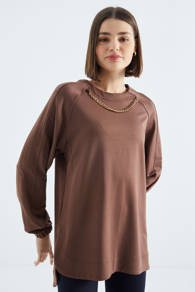 Kahverengi O Yaka Zincir Detaylı Oversize Kadın Tunik Sweatshirt - 02383