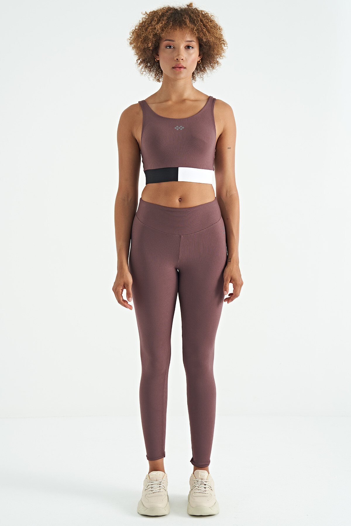 Kahverengi Renk Bloklu Logo Baskılı Dar Kalıp Fitilli Kadın Büstiyer - 97275 - TOMMYLIFE (1)