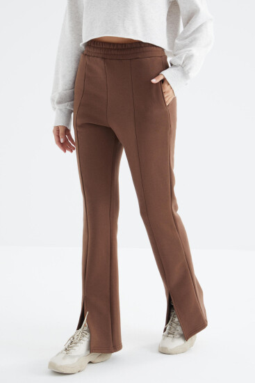 Kahverengi Yüksek Bel Ön Yırtmaç Detaylı Yan Cepli Rahat Form Kadın Eşofman Alt - 94625 - TOMMYLIFE (1)