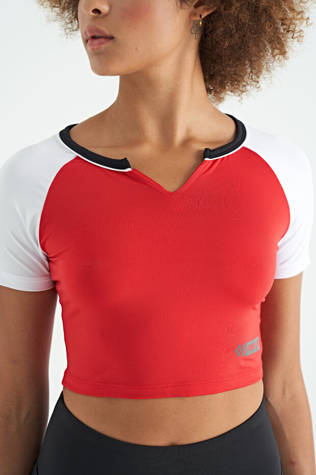 Kırmızı Renk Bloklu Logo Baskılı O Yaka Dar Kalıp Kadın Crop T-Shirt - 97270