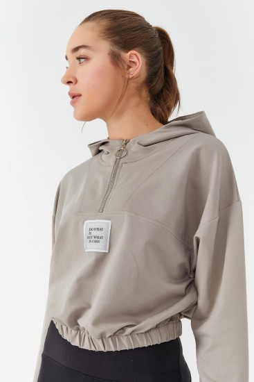 Koyu Bej Beli Büzgülü Kapüşonlu Yarım Fermuarlı Rahat Form Kadın Crop Top Sweatshirt - 97155 - Thumbnail