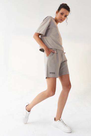 Koyu Bej Küçük Yazı Baskılı O Yaka Bermuda Kadın Oversize Şort Takım - 95292 