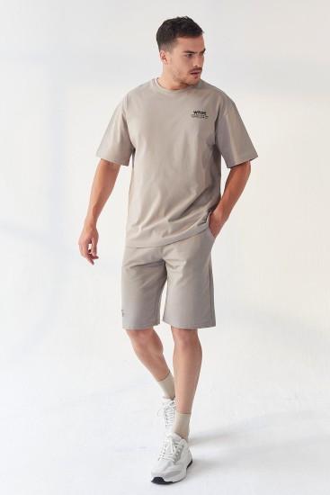 Koyu Bej Küçük Yazı Baskılı O Yaka Erkek Oversize Bermuda Şort Takım - 85156 