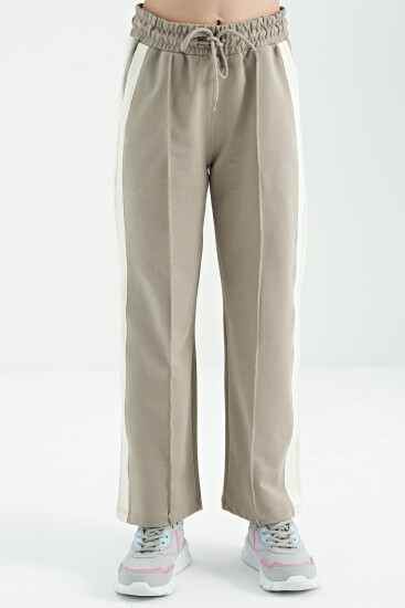 Koyu Bej Yan Bant Detaylı Bağcıklı Rahat Kalıp Geniş Paça Kız Çocuk Eşofman Alt - 75119 - TOMMYLIFE (1)