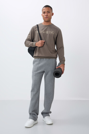 Koyu Bej Yazı Nakışlı O Yaka Rahat Form İçi Polarlı Erkek Sweatshirt - 88020 - TOMMYLIFE (1)
