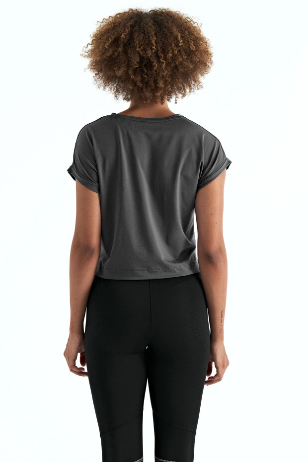 Koyu Gri Logo Baskılı O Yaka Düşük Kol Oversize Kadın Crop T-Shirt - 97262
