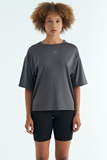 Koyu Gri O Yaka Baskı Detaylı Oversize Kısa Kol Kadın T-Shirt - 97263 - TOMMYLIFE (1)