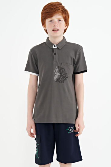 Koyu Gri Ön Cep Detaylı Baskılı Standart Kalıp Polo Yaka Erkek Çocuk T-Shirt - 11102 