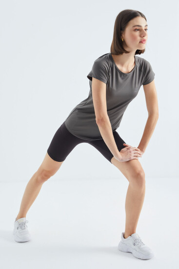 Koyu Gri Sırt Pencereli Kısa Kol Standart Kalıp O Yaka Kadın T-Shirt - 97101 - TOMMYLIFE (1)